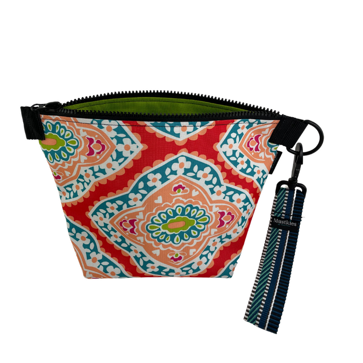 Mustkies Voyage clutch crafted in a beautiful summer print. Perfect for Summer 2024!
