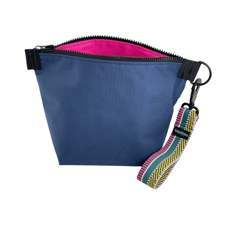 Every wished you had a perfect clutch that was waterproof and could be big enough to carry your everyday needs? Check out Mustkies Voyage clutch. Designed with functionality and durability in mind. 