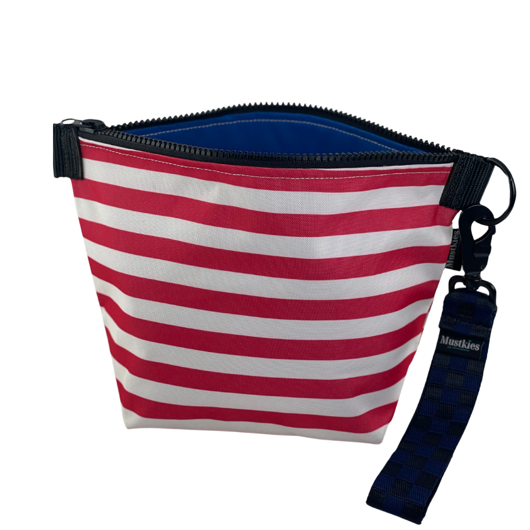 Loving the red and white stripe on Mustkies Voyafge Clutch. Perfect for your summer go to bag!