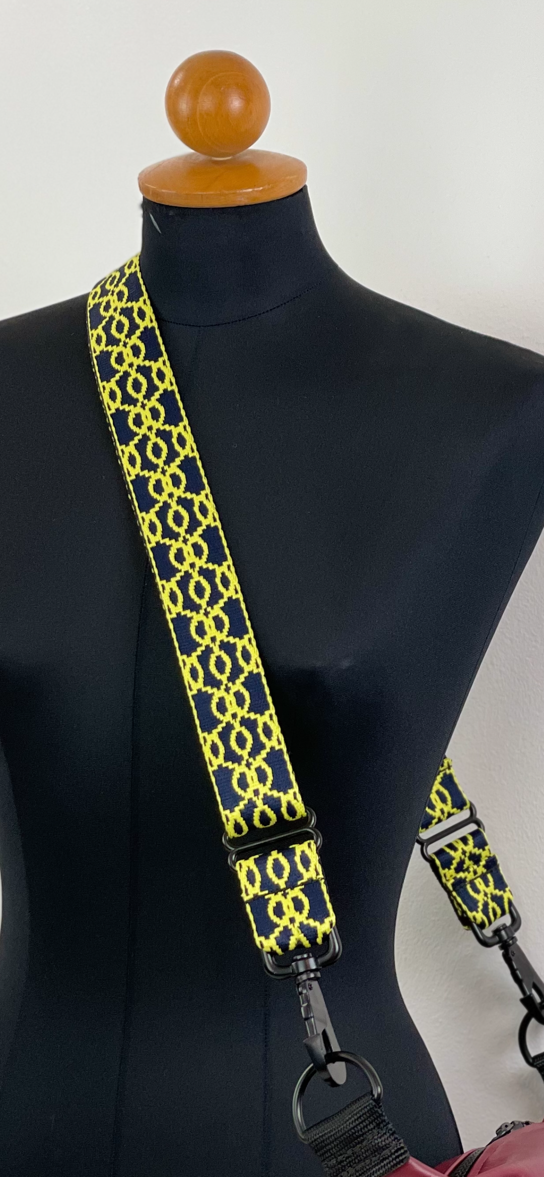 Purse with different discount straps