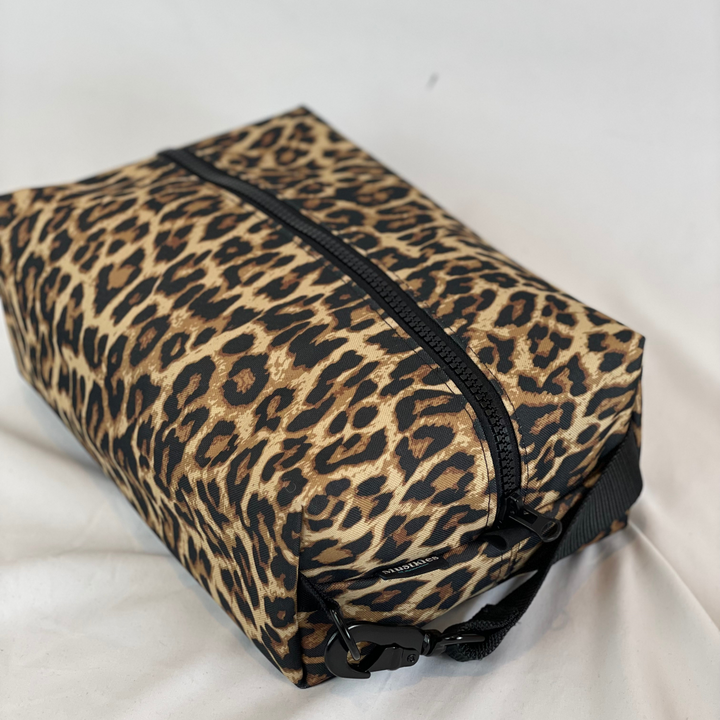 Mustkies LIZZIE Unisex Sports GOLF Shoe Bag. Designed specifically for golfers, active people and travelers. Can fit multiple shoes depending on the shoe size and up to a men's size 13. Signature buckle added to the original GERI shoe bag so you can click it on anywhere. Great for multiple sports use or even can be used a organizer in your suitcase to keep your shoes separate from your other belongings. Handcrafted in White Plains NY, Westchester County.