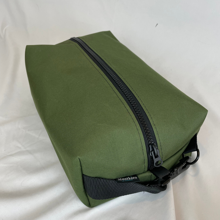 Mustkies LIZZIE Unisex Sports GOLF Shoe Bag. Designed specifically for golfers, active people and travelers. Can fit multiple shoes depending on the shoe size and up to a men's size 13. Signature buckle added to the original GERI shoe bag so you can click it on anywhere. Great for multiple sports use or even can be used a organizer in your suitcase to keep your shoes separate from your other belongings. Handcrafted in White Plains NY, Westchester County.